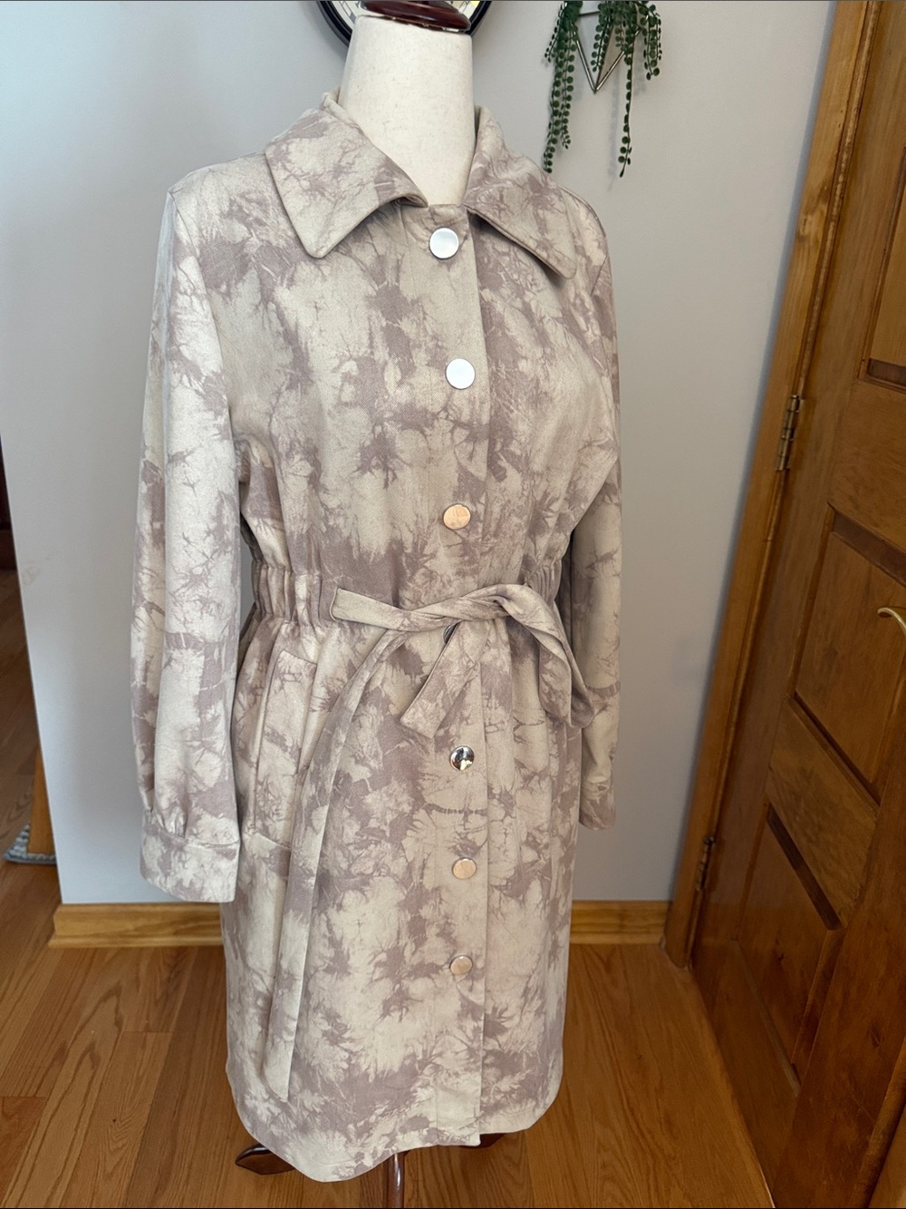 Fall Trench Coat by Alice Blue Taupe Belted with
pockets and mirrored buttons
